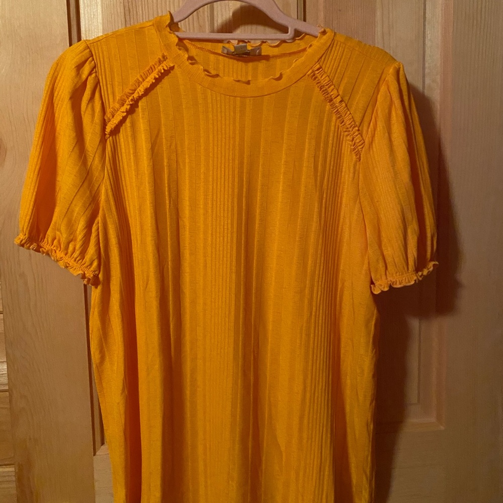 Light weight short sleeve Loft tee in size medium